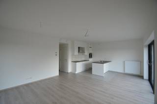 BIJ INTERESSE GELIEVE UITSLUITEND TE REAGEREN VIA MIJN HUURPROFIEL = https://immogoffin.mijnhuurprofiel.be/property/c92f2837-6137-49da-9090-c97cfa23614c<br /><br /><br />Dit zeer degelijk en netjes verzorgd appartement is gelegen in de recente woonwijk Heuveldal, op de 2° verdieping, bereikbaar via lift. <br /><br /><br />Het appartement is kwaliteitsvol afgewerkt en wordt volledig instapklaar aangeboden, lamellen voor alle ramen, en verlichtingsarmaturen. De huurder kan zo inhuizen zonder hiervoor nog bijkomende hoge kosten te moeten maken. <br /><br />De indeling is als volgt: <br />Ruime inkom met ruimte voor vestiaire. Hall, woonkamer met open keuken met eiland, voorzien van alle nodige toestellen zoals kookvuur, combi-oven, frigo en vaatwasser. Ruim terras met ZW-oriëntatie en wijds uitzicht. Deze gunstige oriëntatie en de grote ramen in deze ruimte zorgen voor aangenaam veel lichtinval. Twee slaapkamers, badkamer met inloopdouche. Apart gastentoilet. Handige bergruimte met voorzieningen voor wasplaats<br />Standplaats in de kelderverdieping. Privékelderberging en gezamenlijke fietsenberging. <br />Rustige ligging in residentiële omgeving, maar toch vlakbij het centrum van Tongeren, goede verbinding met openbaar vervoer, station,... <br /><br />Pluspunten:<br />- smaakvolle en kwaliteitsvolle afwerking <br />- volledig instapklaar <br />- verlichtingsarmaturen inbegrepen<br />- lamellen inbegrepen voor alle ramen<br />- EPC 75,09 kWh/m2/jaar = zeer energiezuinig.<br />- ZW georiënteerd terras<br />- standplaats en kelderberging inbegrepen in de prijs<br /><br />BESCHIKBAAR VANAF 01.10.2026.