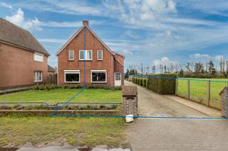 Landelijk gelegen half open woning met garage/bijgebouw op 610 m² grond.Indeling gelijkvloers:Inkomhal met trapopgang. Vanuit de inkomhal betreedt u...