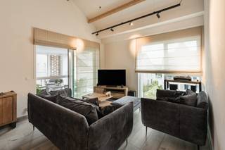 Dit prachtig, recent appartement is fantastisch gelegen, midden in het centrum van Stabroek. Winkels, scholen en het openbaar vervoer bevinden zich allemaal op wandelafstand. Het appartement is gelegen op de 2e verdieping en is vlot bereikbaar met de lift. Het beschikt bovendien over 5 zonnepanelen en kan profiteren van een bijzonder gunstig energielabel A. U komt binnen via de inkomhal, vanwaar u toegang heeft tot de verschillende ruimtes. In de woonkamer met open keuken valt heel wat daglicht binnen langs de grote ramen. Via het schuifraam heeft u rechtstreekst toegang tot het gezellige, overdekte terras. Een heerlijke plek om in alle rust van de buitenlucht te genieten! Verder beschikt het appartement over een praktische berging, een apart toilet, een badkamer met inloopdouche, wastafel met meubel, handdoekradiator en spiegelkast, en 2 volwaardige slaapkamers. Via het zolderluik in de hal heeft u toegang tot de praktische, ruime bergzolder op de 3e verdieping.Bij het appartement horen tenslotte nog een privatieve autostaanplaats nummer 78 en een privatieve berging, beide gelegen in de kelderverdieping. Zowel de autostaanplaats als de kelderberging zijn inbegrepen in de vraagprijs. Gem.kosten: €135/maand.