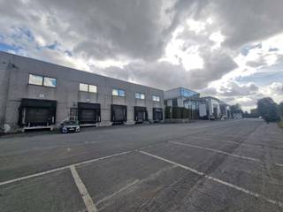 <p>For rent: a versatile complex offering <strong>650 m² of modern office space</strong> and <strong>2,280 m² of warehouses</strong>, with an additional <strong>800 m² mezzanine</strong>. Ideally located at <strong>Parc Industriel 21, 1440 Braine-le-Château</strong>, this property provides a turnkey solution combining <strong>administration, storage, and logistics</strong>.</p>
<p><strong>Key features:</strong></p>
<ul>
<li>
<p><strong>Offices 650 m²</strong>: bright, flexible layout with open space, 8 private offices, air conditioning included.</p>
</li>
<li>
<p><strong>Warehouses 2,280 m²</strong> + <strong>800 m² mezzanine</strong>: suitable for storage, production, or logistics activities.</p>
</li>
<li>
<p><strong>Excellent accessibility</strong>: direct connections to major highways and transport hubs.</p>
</li>
<li>
<p><strong>Professional environment</strong>: located in a thriving industrial park with strong business synergies.</p>
</li>
<li>
<p><strong>Charges</strong>: provision of €1,000 for electricity.</p>
</li>
<li>
<p><strong>Parking</strong>: large onsite parking for staff and visitors.</p>
</li>
</ul>
<p>A strategic location that combines comfort, efficiency, and logistical performance – the perfect base for your company’s growth.</p>
