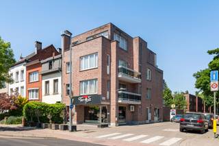 <p>Ben je op zoek naar een<span> </span><strong>interessante vastgoedinvestering</strong><span> </span>op een<span> </span><strong>toplocatie in Deurne</strong>? Dan is dit statische gebouw op de Boterlaarbaan misschien precies wat jij zoekt! Dit veelzijdige pand biedt alles wat een slimme investeerder nodig heeft:<span> </span><strong>drie ruime appartementen</strong>, een<span> </span><strong>handelsgelijkvloers met uitstekende visibiliteit</strong><span> </span>en<span> </span><strong>vier garageboxen</strong>.</p>
<p><strong>Waarom is dit pand een echte opportuniteit?</strong></p>
<p><strong>-Uitzonderlijk centrale ligging</strong>: gelegen op een strategische verbindingsbaan met winkels, horeca en openbaar vervoer binnen handbereik.</p>
<p>-<strong>Zeker huurrendement</strong>: de combinatie van residentiële en commerciële eenheden maakt dit pand ideaal voor wie op zoek is naar stabiele en diverse huurinkomsten.</p>
<p>-<strong>Handige autostaanplaatsen en garageboxen</strong>: zowel voor bewoners, klanten als investeerders een grote meerwaarde in deze buurt.</p>
<p>-<strong>Veelzijdige mogelijkheden</strong></p>
<p>Ben jij klaar om te investeren in een gebouw met toekomst?<br /><strong>Aarzel dan niet!</strong><span> </span>Neem snel contact op en ontdek alle troeven tijdens een bezoek: info@jamar.immo of 03 435 31 33<br /><br />Vg, Gmo, Gvkr, Wg, Gvv, geen overstromingsgevoeliggebied</p>