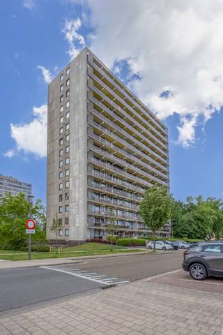 Dit mooi en verzorgd appartement op de 12 de verdieping heeft een prachtig uitzicht en een terras over de breedte van het appartement.<br /><br />Het appartement heeft een inkom met ingemaakte kast en veiligheidsdeur, een ruime living (34m²) en uitgeruste keuken, een aparte wc, een berging een badkamer en 2 slaapkamers.<br /><br />De keuken is uitgerust met een dubbele spoelbak, een combi-oven, een ceramische kookplaat, een dampkap en kasten boven en onder. <br /><br />De badkamer met stenen vloer heeft een mooie inloopdouche, een lavabo met meubel en er is een aansluiting voorzien voor een wasmachine en droogkast.<br /><br />De 2 slaapkamers (13m² -16m²) zijn ruim en hebben een mooi zicht op Antwerpen.<br /><br />In de vraagprijs zijn een ondergrondse staanplaats en een kelder INBEGREPEN !<br /><br />De elektriciteit is conform en het appartement heeft een zeer gunstig EPC ( LABEL B , 138kWh/m² jaar)<br /><br />stedenbouwkundig uittreksel is in aanvraag.<br /><br />Voor meer info of een bezoek ter plaatse kan u vrijblijvend contact opnemen met Philip op het nr.: 0476/999.029 of philip@reds.be