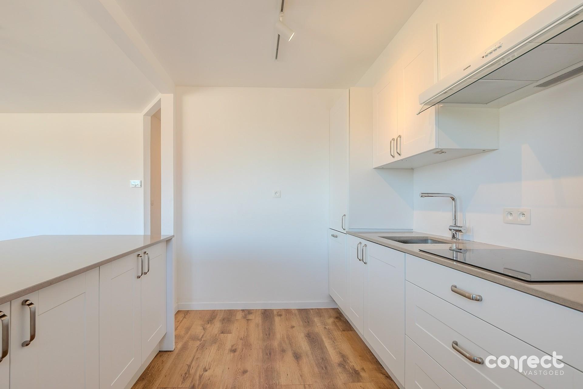 Volledig gerenoveerd appartement met 2 slaapkamers, dressing/slaapkamer en zonnig terras. - foto 4
