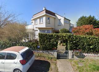 Prachtig Vilaatje uit 1929 in Sint-Idesbald (Koksijde)Deze charmante woning, gelegen in een rustige straat in het pittoreske Sint-Idesbald,...