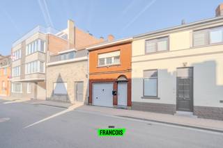 Centraal gelegen in de Wahisstraat 25 te Menen bevindt zich deze charmante en gezellige woning. Bij het betreden van de woning komt u op het gelijkvloers terecht in een aangename leefruimte, die naadloos aansluit op de keuken en zo zorgt voor een vlotte en praktische indeling. Aansluitend bevindt zich eveneens een aparte eetruimte, ideaal voor gezellige momenten met familie en vrienden.<br /><br />Het gelijkvloers wordt verder aangevuld met een badkamer en een inpandige garage, wat bijdraagt aan het dagelijks comfort en extra bergruimte biedt.<br /><br />Op de bovenverdieping bevinden zich twee slaapkamers.<br /><br />Op bouwtechnisch vlak is de woning uitgerust met dubbele beglazing in PVC-ramen, wat zorgt voor een goede isolatie en een verhoogd wooncomfort.<br /><br />Daarnaast heeft de woning een EPC label D, wat geen renovatieplicht met zich meebrengt. <br /><br />