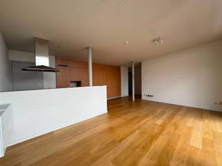 Discover this charming one-bedroom apartment ideally located in a central location. The light-filled living space with open kitchen is the heart of the home and gives direct access to a beautiful terrace that extends the full width of the living room - perfect for enjoying tranquility and outdoor space.The separate bedroom seamlessly connects to the bathroom, which is equipped with a bathtub, shower and double sink for added comfort.Located in a well-kept building with elevator, this apartment offers everything you need for pleasant and practical living, within walking distance to stores, restaurants and public transportation.