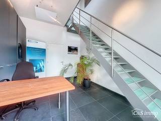 Opstartvoorwaarden qua huurprijs; eerste jaar 1300 euro, tweede jaar 1400 euro, derde jaar 1500 euro<br />Op het bruisende Eilandje bevindt zich dit charmante en volledig gemeubelde handelspand, ideaal gelegen en onmiddellijk beschikbaar voor uw nieuwe zaak of kantooractiviteit. Het pand doet momenteel dienst als kantoor en biedt een praktische indeling met een stijlvolle en professionele uitstraling.<br />Bij binnenkomst vindt u een ontvangstruimte met toegang tot de trap naar de mezzanine. Op het gelijkvloers is er verder nog een vergaderruimte van 16 m², een apart toilet en een grote etalage die zorgt voor optimale zichtbaarheid en veel natuurlijke lichtinval. Achteraan geniet u van een aangenaam uitzicht op de mooie binnenplaats, wat een rustige werksfeer creëert in het hart van de stad. De mezzanine (27 m²) is uitgerust met een kitchenette en een tweede toilet. De nutsvoorzieningen zijn apart.<br />Kortom, dit instapklare en goed onderhouden handelspand op toplocatie aan het Eilandje combineert zichtbaarheid, comfort — de ideale plek voor wie op zoek is naar een representatieve en onmiddellijk beschikbare werkruimte in een van de meest gegeerde buurten van Antwerpen.