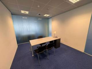 <p>Flexible 650 m² office unit located on the first floor of an office building at Diestsevest 14 in <span><span>Leuven</span></span>. Prime central location close to the train station, bus lines and city centre.</p>
<p>Excellent accessibility by car, bicycle and public transport. Ideal for companies or administrative headquarters seeking a larger, flexible workspace in <span><span>Leuven</span></span>.</p>
<p>On-site parking available with EV charging points.</p>