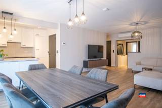 TE HUUR - prachtig gerenoveerd appartement op de 2de verdieping mét lift - 110m² met 2 ruime slaapkamers en terras | EPC 122 |De indeling is als...