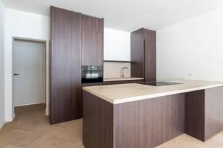 <p><strong>Trendy appartement met adembenemend zicht op de Opera</strong></p>
<p>Welkom in dit volledig gerenoveerde appartement, gelegen op de eerste verdieping van een exclusief gebouw met slechts 7 wooneenheden, dat zojuist een totaalrenovatie heeft ondergaan.<br /><br />Dit stijlvolle 2-slaapkamerappartement is instapklaar en combineert een luxueuze afwerking met een ongeëvenaard uitzicht op het Operagebouw van Antwerpen.<br /><br />Bij binnenkomst word je meteen verwelkomd in de lichtrijke leefruimte, waar grote ramen zorgen voor een open en ruimtelijk gevoel. <br /><br />De open keuken, met een moderne en verfijnde afwerking, sluit naadloos aan op de leefruimte en nodigt uit tot gezellige momenten. <br />De warme eikenkleuren en de stijlvolle visgraatparket geven het geheel een tijdloze klasse. <br /><br />Aansluitend aan de leefruimte een leuk terrasje met één van de mooiste zichten van Antwerpen.<br /><br />Dit appartement beschikt over twee volwaardige slaapkamers, ideaal voor een gezin, een home office of gastenverblijf. <br /><br />De prachtige badkamer is voorzien van inloopdouche en elegante inbouwkranen, waardoor comfort en design hand in hand gaan.<br /><br />Een unieke kans om te wonen in een hoogwaardig gerenoveerd pand, op een toplocatie in Antwerpen! <br />Interesse? Contacteer LISTED vandaag nog: +32 3 283 51 51.</p>