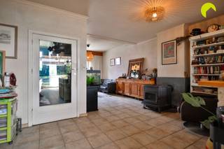 <p><span>Ruime rijwoning dat een echt pareltje kan worden! </span></p><p><span> </span></p><p><span>Op de gelijkvloerse verdieping bevinden zich de lichtrijke woon-eetkamer, keuken met toegang tot een ruime veranda met toilet. </span></p><p><span>Om het plaatje beneden helemaal af te maken beschikt de woning nog over een fantastische tuin met tuinhuis.</span></p><p><span>De eerste verdieping is uitgerust met 2/3 slaapkamers en een badkamer met ligbad en tweede toilet.</span></p><p><span> </span></p><p><span>Graag som ik voor u nog even de troeven op van deze leuke rijwoning in Wilrijk:</span></p><ul><li><span>Gezellige woning met 2/3 slaapkamers</span></li><li><span>Zonnige tuin met veranda en tuinhuis</span></li><li><span>In de nabijheid van openbaar vervoer en scholen.</span></li></ul><p><span> </span></p><p><span>EPC: 601 kWh/m² - Label F (renovatieverplichting van toepassing)</span></p><p><span>P-score (perceelscore: klasse C)</span></p><p><span>G-score (gebouwscore: klasse C)</span></p><p><span> </span></p><p><span>Voor een bezoek ter plaatse kan u ons contacteren op het nummer 03 449 42 41 of mail ons via <span>hallo@habicom.be</span></span></p><p><span>Benieuwd naar de waarde van jouw woning? Check het gratis op <span>www.watismijnhuiswaard.be</span></span><span> </span></p><p><span> </span></p>