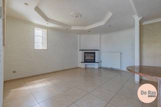 LIEDEKERKE - In het centrum en op een steenworp van alle voorzieningen, bevindt zich deze verzorgde woning (type beletage/duplex) met inpandige garage, mooi hoekterras en een uitstekende bereikbaarheid.<br /><br />De woning heeft een uitstraling van een duplex appartement en verwelkomt u op het gelijkvloers met een inkomhal die toegang geeft tot de verdieping. Verder vindt u op het gelijkvloers een praktische grote berging die toegankelijk is van op de straat en het handig maakt om (brom)fietsen te stallen en/of benutten van een hobbyruimte, een douchekamer met toilet en een diepe inpandige garage. <br />De eerste verdieping omvat een eetkamer en keuken, evenals een ruime veranda die perfect kan dienen als extra leefruimte en uitgeeft op het aangename terras. Daarnaast zijn er op deze verdieping ook de badkamer en de traphal naar de tweede verdieping.<br /><br />De tweede verdieping beschikt over twee slaapkamers, een dressing en een gezellig terrasje. Bovendien is er nog extra bergruimte op de nachthall aanwezig, wat zorgt voor bijkomend comfort en praktische opbergmogelijkheden.<br /><br />Een extra troef is het gunstige EPC-label C, waardoor er geen renovatieplicht van toepassing is. Bovendien is de elektrische installatie conform, wat deze woonentiteit extra interessant maakt voor wie op zoek is naar een instapklare eigendom.<br /><br />Deze eigendom vormt een ideale opportuniteit voor starters of investeerders die op zoek zijn naar een centraal gelegen woning met tal van mogelijkheden.<br />De vermelde prijs is een richtprijs. Na ontvangst van de biedingen zal de verkoper beslissen of hij/zij de eigendom verkoopt aan het beste bod. De richtprijs is aldus niet bindend voor de verkoper. Voor meer info kunt u ons contacteren of het reglement raadplegen op onze website.