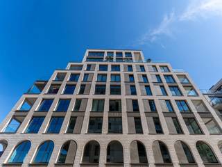 In de nieuwe hippe stadswijk ‘Oosteroever’ stellen wij u graag de residentie Arcade voor. Gelet op de locatie van de site, de historiek die er aan hangt en het enorme potentieel maakt van dit project een uniek gegeven aan de Belgische Kust. Omwille van deze gunstige locatie ben je in de directe nabijheid van heel wat noodzakelijke faciliteiten.
Het nieuwbouwproject omvat 34 appartementen, 2 handelspanden en wordt opgetrokken in een urban architectuur die volledig geïntegreerd is in zijn omgeving. In deze residentie worden er één-, twee- en drieslaapkamerappartementen aangeboden met een bewoonbare oppervlakte van 62m2 tot 197m2 en met zeer ruime terrassen die variëren van 8m2 tot 91m2.
In dit project bieden wij appartementen met havenzicht of zicht op het Central Park@Sea. Bovendien wordt ieder appartement voorzien van een hoogwaardige afwerking met volledige uitgeruste keuken en badkamer(s). De appartementen worden verkocht op plan en zijn dus nog aanpasbaar qua indeling en afwerking. Wie dit jaar nog aankoopt heeft de mogelijkheid om aan 6% BTW te kopen!
Ontdek het masterplan en de verschillende beschikbare appartementen nu! Contacteer ons voor een afspraak of voor meer informatie op 050 70 81 74 of op hello@keyimmo.be.