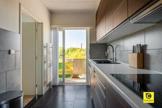 <p><span>Welkom in dit prachtige, moderne en functionele appartement in het vriendelijke Aartselaar!</span></p><p><span>Dit instapklare appartement van 90 m² (volgens EPC) combineert comfort, stijl en praktische leefruimte. Gelegen in een kleinschalig gebouw zonder lift, bevindt het appartement zich op wandelafstand van het dorpscentrum, met winkels, scholen en openbaar vervoer binnen handbereik.</span></p><p><span>Indeling:</span><span><br />De open woonkamer en eetruimte vormen samen een gezellige en ruime leefzone, ideaal om samen te komen met familie en vrienden. Grote schuifdeuren geven toegang tot het balkon met een ruim uitzicht op het groen.</span></p><p><span>De moderne, gesloten keuken is volledig uitgerust met kwalitatieve inbouwapparatuur en afgewerkt met een stijlvolle grijze tegelachterwand en warme houten accenten. Ruime werkbladen bieden voldoende plaats voor al uw culinaire activiteiten.</span></p><p><span>Het appartement beschikt over drie slaapkamers: twee ruime kamers met grote ramen voor veel natuurlijk licht, en een iets compactere kamer, perfect als bureau, babykamer of dressing.</span></p><p><span>De badkamer is praktisch en modern ingericht, met donkere tegels, een inloopdouche en een modern wastafelmeubel. Extra gemak biedt de ingebouwde wasmachine en droger. Het toilet is apart gelegen.</span></p><p><span>Extra troeven van dit appartement:</span></p><ul><li><span>Instapklaar en goed onderhouden </span></li><li><span>Veel natuurlijke lichtinval </span></li><li><span>Doorlopend appartement met slimme indeling </span></li><li><span>Drie slaapkamers </span></li><li><span>Kleinschalig gebouw voor maximale rust </span></li><li><span>Elektriciteit conform </span></li><li><span>Wandel afstand van het dorp van Aartselaar </span></li><li><span>Rustige buurt</span></li></ul><p><span>Met zijn lichte, moderne design, kwalitatieve afwerking en uitstekende ligging in Aartselaar, biedt dit appartement een ideale combinatie van comfort, stijl en praktische levenskwaliteit.</span></p>