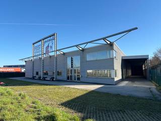 Langs de Rijksweg te Roeselare met een grote zichtbaarheid bevindt zich dit bedrijfsgebouw te huur bestaande uit een magazijn/loods/werkplaats van...