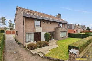 Op wandelafstand van Lommel Centrum vinden we deze statige woning met een authentieke uitstraling.Met een bewoonbare oppervlakte van 264m² krijg je...