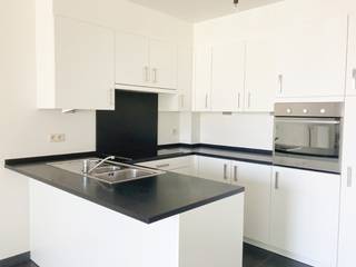 Huurprijs: 830 euro + 65 euro syndic per maandDit ruim appartement van ca. 110 m² ligt langs het kanaal Roeselare-Leie, met zicht op de groene dreve...