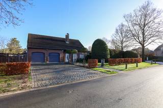 Deze woning is rustig gelegen in een residentiële villawijk, vlak bij het centrum van Haasdonk. Winkels, scholen en de oprit van de E17 bevinden...