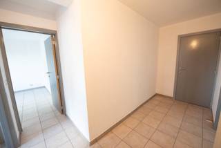 Dit centraal gelegen appartement is volledig instapklaar en ligt vlakbij winkels, school, openbaar vervoer, oprit E17,...<br /><br />Indeling van het appartement: inkomhal, apart toilet, woonkamer, keuken, berging/wasplaats, één slaapkamer, badkamer en terras.<br /><br />Het appartement beschikt over een buitenberging.<br />Parkeren is in de buurt mogelijk. <br /><br />Beschikbaarheid: onmiddellijk.<br />Syndickosten: €50/maand.<br /><br />Voor meer info of een bezoek: lisa@immoroba.be
