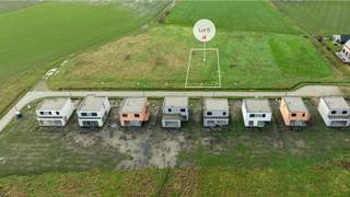 Aan Vogelsanck, een rustige en landelijk gelegen woonlocatie net buiten de dorpskern van Oostmalle biedt Danneels nieuwe bouwgronden te koop aan. <br /><br />Deze ruime villapercelen combineren een mooie straatbreedte met een aanzienlijke diepte, waardoor je hier volop kan genieten van een ruime, perfect zuidwest georiënteerde woning met ruime tuin. <br /><br />De percelen worden te koop aangeboden zonder bouwverplichting. Je kiest dus helemaal vrij met welke bouwpartner(s) je samenwerkt en wanneer je hier gaat bouwen.<br /><br />Hier woon je rustig in een landelijke omgeving maar zonder in te boeten aan bereikbaarheid. Je vindt alle nodige voorzieningen in de nabijheid en hebt een vlotte aansluiting naar de E19 en E34.  