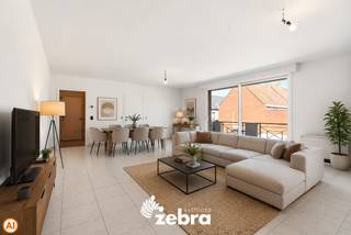 Op zoek naar een ruim, lichtrijk en instapklaar appartement in het centrum van Tielt? Dan is dit volledig herschilderde appartement in residentie RENOIR precies wat u zoekt.<br /><br />Het appartement verwelkomt u via een ruime inkomhal met toegang tot een vernieuwd gastentoilet.<br />Van daaruit komt u terecht in de zeer ruime en lichtrijke leefruimte, aansluitend bevindt zich de vernieuwde keuken, uitgerust met nieuwe toestellen waaronder een kookplaat, dampkap, koelkast, microgolfoven en vaatwasser. Naast de keuken is er een praktische berging voorzien, ideaal voor wasmachine en droogkast.<br /><br />Verder beschikt het appartement over een bureau of extra slaapkamer, twee volwaardige slaapkamers en een ruime badkamer met dubbele lavabo, douche en ligbad.<br /><br />Via een sectionale poort bereikt u de kelderverdieping, waar een dubbele garage in de diepte wordt aangeboden aan €45.000.<br /><br />Om u een beter beeld te geven van de mogelijkheden van dit appartement, werden enkele foto's virtueel ingericht.<br /><br /><strong>Ook wild geworden van deze thuis? <br />Twijfel niet langer en leg vandaag nog uw bezoek vast! </strong><br />