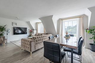 Duplex appartement met terras te Mol.

Dit duplex appartement op de tweede verdieping is ideaal gelegen in Mol, op wandelafstand van winkels, horeca en openbaar vervoer.

Op het gelijkvloers niveau van het appartement vind je een ruime living met eetruimte, een praktische keuken met aangrenzende berging, een apart toilet, de badkamer met douche in bad, en een terras aan de achterzijde waar je in alle rust kan ontspannen.

Op het bovenverdiep bevinden zich twee volwaardige slaapkamers.

Deze indeling maakt het appartement zowel comfortabel als functioneel, perfect voor wie centraal wil wonen of op zoek is naar een interessante investering.

Interesse? Contacteer ons voor een bezichtiging en ontdek zelf de troeven van dit appartement!
Vermelde afmetingen/oppervlakten zijn indicatief. Oppervlakten conform EPC.