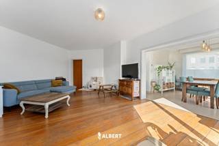 Deze statige gerenoveerde villa is uitermate goed gelegen, vlakbij kasteel Wallemote en de rijksweg.De woning werd grondig aangepakt in het jaar 2017...