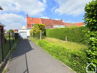 Deze te renoveren woning op een leuke locatie te Lauwe biedt tal van mogelijkheden om zelf te wonen, te investeren,...<br /><br />ONTDEK DE WONING VIA DE VIDEO: https://youtube.com/embed/RJ0ltsqzB7o<br /><br />Indeling:<br /><br />Oprijlaan (2,5m op 22m) - voortuin (120m²) - inkomhal (3,71m²) - leefruimte (24,02m²) - keuken met frigo, gasfornuis, heteluchtoven en vaatwasser (12,52m²) - badkamer met lavabo en ligbad (4,31m²) - toilet - berging (10,89m²) - garage met kantelpoort (17,98m²)<br /><br />Verdieping 1: nachthal (3,26m²) - 2 slaapkamers (16,91m² - 10,49m²) <br /><br />Verdieping 2: vaste trap naar de zolder met de mogelijkheid om een derde slaapkamer te creëren (12,28m²)<br /><br />Verdieping -1: kelder 8,12m²<br />