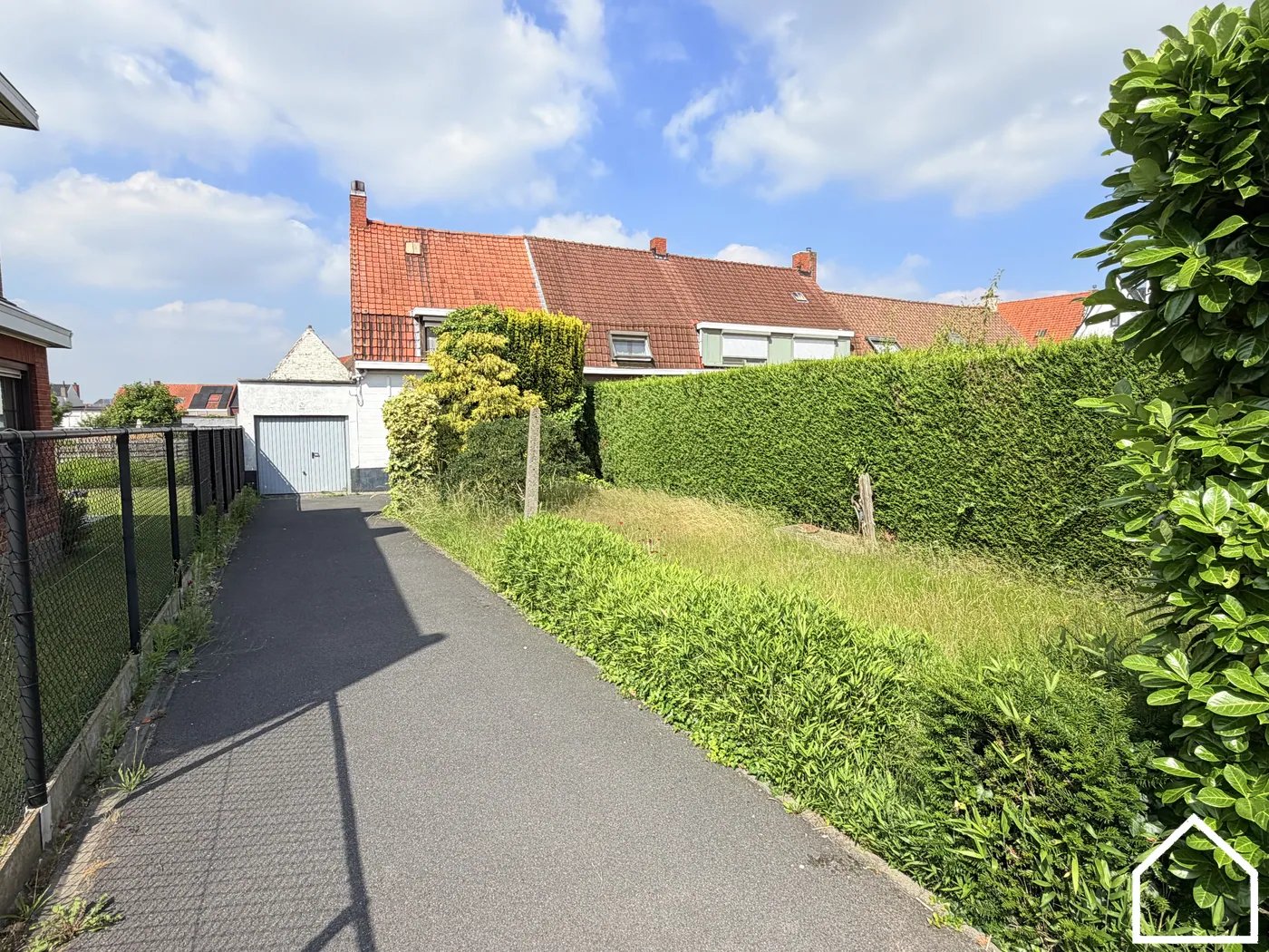 TE RENOVEREN WONING OP EEN LEUKE LOCATIE MET 2-3 SLPKS, GARAGE EN TUIN - foto 1