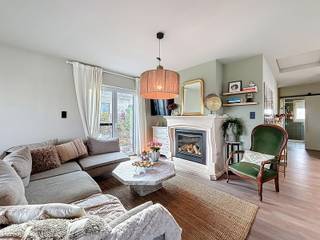 Volledig gerenoveerd in 2024 en tot in de puntjes afgewerkt met hoogwaardige materialen: deze woning combineert modern wooncomfort met een...