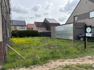<p>Bent u op zoek naar de ideale locatie om uw droomwoning te realiseren in de omgeving van Gent? Dan is deze bouwgrond gelegen in de Elza Darcielstraat in het rustige en gegeerde Wondelgem absoluut een opportuniteit. De bouwgrond van 250m2 heeft een perceelbreedte van ca. 10 meter en een diepte van ca. 25 meter.<br /><br />Bouwvoorschriften: <br />- Halfopen bebouwing<br />- bouwbreedte: 7 meter<br />- bouwdiepte: 12 meter <br />- maximale kroonlijsthoogte: 7 meter<br /><br />Deze bouwgrond van situeert zich in een residentiële en kindvriendelijke woonwijk, gekenmerkt door een aangename mix van recente woningen en gezinsvriendelijke bebouwing. De straat en omgeving staan bekend om hun rustige karakter, terwijl u toch geniet van een uitstekende bereikbaarheid en nabijheid van alle nodige voorzieningen.<br /><br />Ook qua mobiliteit scoort deze ligging sterk: met vlotte verbindingen naar belangrijke invalswegen en voldoende parkeermogelijkheden in de buurt, bent u steeds snel onderweg. In de straat zelf geldt bovendien een gunstige parkeersituatie met ruime mogelijkheden in de omgeving.<br /><br />Extra troeven van deze bouwgrond:<br /><br />- Rustige en groene woonomgeving<br />- Ideaal voor een gezinswoning op maat<br />- Nabij centrum Gent en belangrijke verbindingswegen<br />- Goede bereikbaarheid en voorzieningen in de buurt<br />- Gelegen in een evoluerende en aantrekkelijke woonzone<br /><br />Voor meer info en/of een bezoek contacteer Andreas 0472 61 00 00</p>