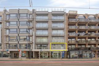 Residentie TER YDE is een recent appartementsgebouw gelegen op 75m van het strand en nabij alle winkels van Oostduinkerke-bad.<br /><br />Het appartement omvat een inkomhal, lichtrijke leefruimte met aanpalend terras, ingerichte open keuken, apart toilet, aparte berging met aansluiting wasmachine, badkamer voorzien van lavabomeubel en ligbad, 2 slaapkamers beide met toegang tot het terras. <br /><br /><strong>TROEVEN :</strong><br />- EPC label A<br />- Recent gebouw (2009)<br />- Gelegen op 75m van het strand<br />- Instapklaar<br />- Grote kelder inbegrepen (12m²)<br /><br />Mogelijkheid tot aankoop van een buitenparking achter de residentie.<br />
