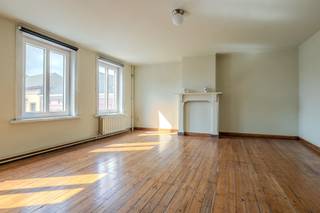 INVESTERINGSOPPORTUNITEIT - mogelijk voor aparte verhuur -<br /><br />Dit karaktervolle gebouw geniet van een uitstekende ligging vlak bij het bruisende centrum van Torhout. Winkels, scholen, openbaar vervoer en het station bevinden zich op wandelafstand, met een vlotte verbinding naar Brugge, Roeselare en de kust.<br /><br />Op het gelijkvloers bevindt zich momenteel een gezellige handelszaak, verhuurd aan €700/maand. Dankzij de aparte ingang krijgt u toegang tot de woonst boven de handelsruimte. De handelsruimte biedt bovendien verschillende mogelijkheden zoals kantoor, winkelruimte of praktijkruimte.<br /><br />De combinatie van wonen en werken maakt dit pand bijzonder interessant voor investeerders of zelfstandigen. Dankzij de huuropbrengst geniet u bovendien van een aantrekkelijk rendement van 5,5%.<br /><br />Troeven:<br />• Centrale ligging in Torhout<br />• Handelsruimte met woonst<br />• Handelspand verhuurd aan €700/maand<br />• Aparte ingang naar woonst<br />• Verschillende gebruiksmogelijkheden<br />• Rendement van 5,5%<br />• Vlotte verbinding naar Brugge en kust<br /><br />Voor meer informatie of een bezoek, contacteer Simon via simon@vicusvastgoed.be of op het nummer +32 498 12 37 08.