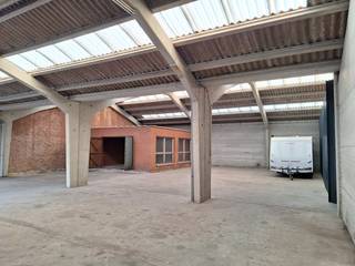 De loods is gelegen langs de Noordlaan te Torhout en vlot toegankelijk. Specificaties:- oppervlakte van ca. 330m² met extra ruimte van ca. 54m² in de loods- elektriciteit- sectionaal poort: 3mH x 5,8mB- vrije hoogte van ca.3,7mBent u op zoek naar bedrijfsvastgoed bestaande uit een magazijn te huur in Torhout? Aarzel dan niet om ons te contacteren op het nummer 051 21 22 23.