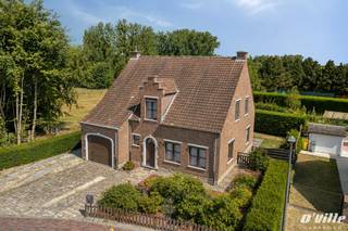 Deze charmante en verzorgde woning in een rustige, doodlopende straat in het hart van Erps-Kwerps heeft de ideale indeling en zelfs nog uitbreidingspotentieel. Gelijkvloers met ruime inkom- en traphal, gastentoilet, gezellige woon- en eetkamer met aansluitend terras, keuken en een praktische berging. Eerste verdieping beschikt over een ruime nachthal, 3 volwaardige slaapkamers en een comfortabele badkamer met douche, 2 lavabo's, toilet en bidet. Oprit, garage en een ruime zolder die perfect kan worden ingericht als extra slaapkamers of hobbyruimte.<br />Op wandelafstand van scholen, speeltuin, winkels en openbaar vervoer, op slechts 1,5 km van het station en met een vlotte verbinding naar Brussel en Leuven. Bovendien biedt een voetweg naast het huis rechtstreeks toegang tot het prachtige Silsombos, en tal van wandel- en fietsroutes.