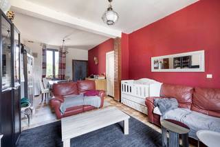 Op zoek naar een woning met potentieel op een rustige locatie in Tongeren? Deze volledig te renoveren woning met 3 slaapkamers is gelegen in een rustige omgeving waar enkel plaatselijk verkeer komt.<br /><br />De woning biedt tal van mogelijkheden voor wie op zoek is naar een renovatieproject en de woning volledig naar eigen smaak en wensen wil inrichten. Dankzij de aanwezigheid van drie slaapkamers is dit een interessante opportuniteit voor zowel gezinnen als investeerders.<br />De zolder, die bereikbaar is via een vaste trap, kan ingericht worden als extra kamer of gebruikt worden als opslagruimte. <br /><br />Daarnaast beschikt de woning over een tuintje, een aangename extra voor wie graag over een eigen buitenruimte beschikt.<br /><br />De woning is momenteel verhuurd aan een maandelijkse huurprijs van € 770. Dit maakt het pand bovendien interessant als investering, met de mogelijkheid om op termijn de woning volledig te renoveren en verder te optimaliseren.<br /><br />Een woning met potentieel op een rustige locatie. Plan uw bezoek en ontdek de mogelijkheden.<br />