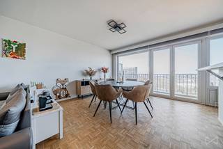 Idéalement situé dans un quartier calme et résidentiel, ce magnifique appartement entièrement rénové saura vous séduire par ses belles prestations...