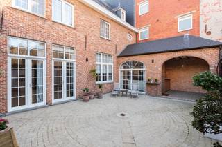 Dit uitzonderlijk riant duplex-appartement bevindt zich op de eerste en tweede verdieping van een statige herenwoning in het hartje van Antwerpen...