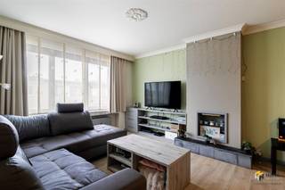 <p><span>Bordink 11 (2e verd.) - Merksem</span></p><p><span> </span></p><p><span>Instapklaar appartement (86 m²) met 2 slaapkamers en terras (8 m²) in Merksem.</span></p><p><span>Dit appartement is gelegen in een rustige woonwijk, op een boogscheut van de Bredabaan en de Lambrechtshoekenlaan. Dankzij de centrale ligging geniet je hier van een vlotte bereikbaarheid met het openbaar vervoer, het velo-deelsysteem en de wagen. In de directe omgeving vind je bovendien een ruim aanbod aan winkels, supermarkten, scholen en andere voorzieningen.</span></p><p><span>Het appartement bevindt zich op de bovenste verdieping van een verzorgd gebouw met twee verdiepingen, waarvan het dak in 2020 geïsoleerd werd. De vaste kosten bedragen €90/maand en omvatten onder andere water, syndicus, spaarpot en blokpolis.</span></p><p><span>Doorheen de jaren werd het appartement piekfijn onderhouden en voorzien van verschillende vernieuwingen. Zo is de elektriciteit conform, werden in 2025 nieuwe aluminiumramen geplaatst en zijn de laminaatvloeren vernieuwd in 2019. Dit alles resulteert in een gunstige EPC-score B, waardoor je hier zorgeloos kan intrekken.</span></p><p><span>Je komt binnen in de inkomhal met apart gastentoilet en ingemaakte vestiairekast. Vooraan bevindt zich de lichtrijke woonkamer (30 m²), met aansluitend de aparte, volledig uitgeruste keuken (8 m²). Daarnaast is er nog een praktische berging/wasplaats (4 m²) te vinden.</span></p><p><span>De badkamer (7 m²) is voorzien van een ligbad/douche en dubbele lavabo. Het appartement beschikt over twee volwaardige slaapkamers van 8 m² en 14 m², waarvan de kleinste toegang geeft tot het zuidwest-georiënteerde terras van 8 m² — ideaal om te genieten van de namiddag- en avondzon.</span></p><p><span>Tot slot is er op het gelijkvloers nog een privatieve berging van 4 m² aanwezig, ruim genoeg voor het stallen van fietsen.</span></p><p><span>Ben je op zoek naar een instapklaar appartement op een rustige, maar centraal gelegen locatie? Mis deze kans niet! Bewoonbare opp. 86 m² – ref.: bruto vloeropp. Voor meer info of een gratis schatting surf naar </span><span><span>www.hansimmo.be</span></span></p><p><span> </span></p>