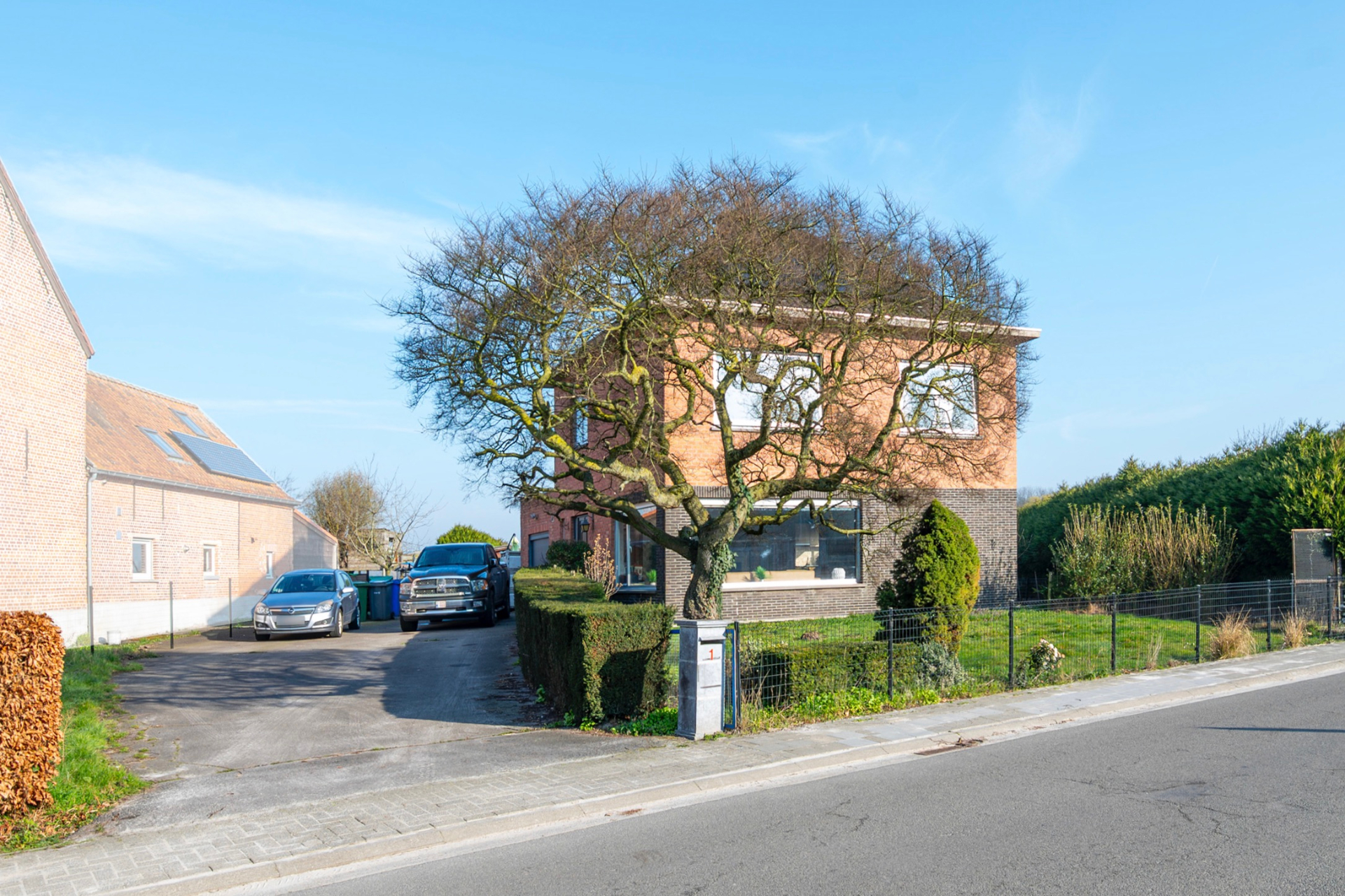 Ruime open bebouwing met 3 slaapkamers en tuin. - foto 2