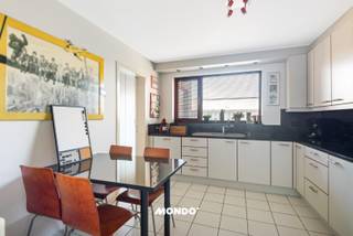 Cet appartement en duplex spacieux, situé au deuxième étage avec ascenseur, offre tout le confort dans un emplacement central au cœur de...