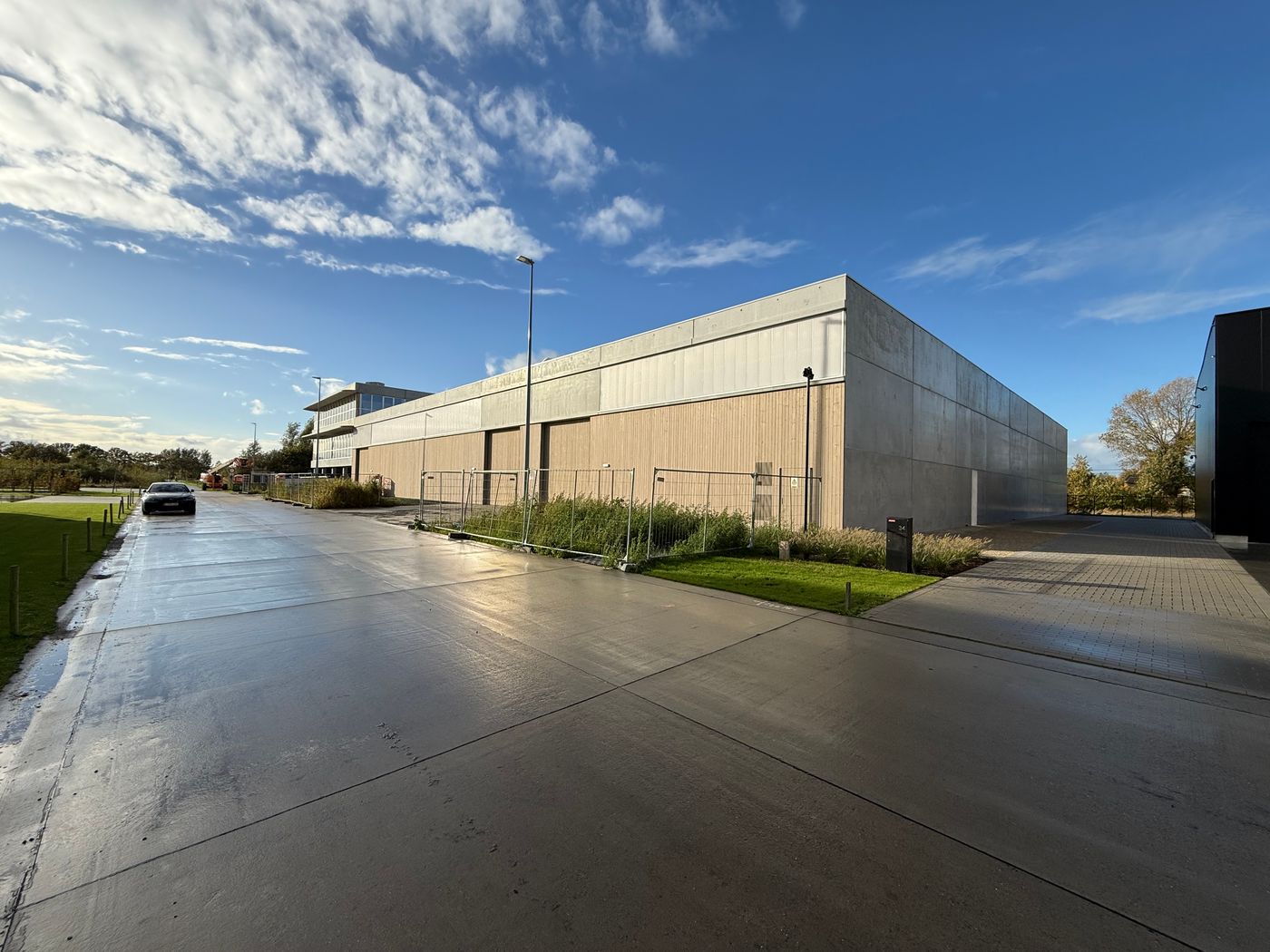 Bedrijfsgebouw van 1.097 m² met magazijn en kantoor vlakbij E17 - foto 2