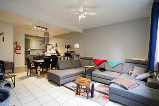 Ruim gelijkvloers appartement met 2 slaapkamers en hoge plafonds (2,84 m) die zorgen voor een heerlijk open gevoel. Moderne leefruimte met open...