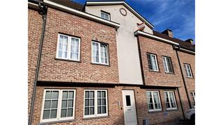 Een opgeschilderd duplex appartement bestaande uit een woonkamer met open keuken, 1 slaapkamer, badkamer, wasplaats, terras, lift,...