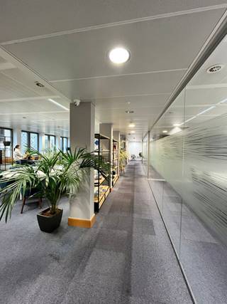 Les bureaux sont situés au coin de rue Belliard et rue du Commerce, en centre de quartier Leopold. Facilement accesible par transport public et en voiture. Les plateaux sont modulables et comprennent: air conditionné, double vitrage, revêtement de sol de haute qualité, finition en pierre naturelle et bois, possibilité d’installer 2 kitchinettes à chaque étage, terrasse, jardin et parkings dans l’immeuble. <br /><br />•     Des places de parking sont disponibles (2.300€/place/an)