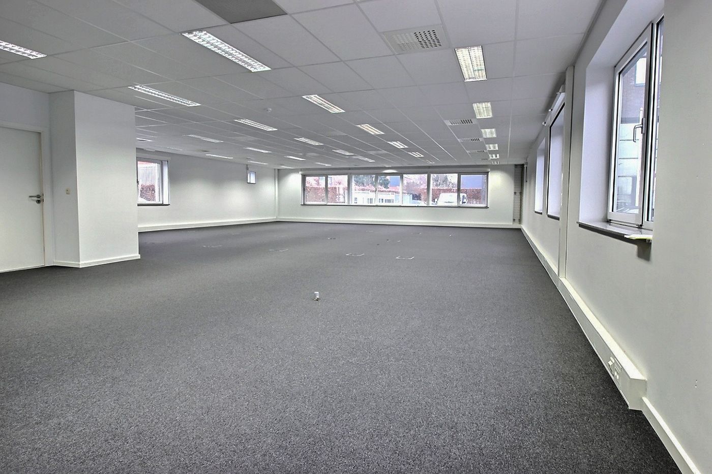 1 763 m² de bureaux à proximité de l'autoroute E19 - photo 4