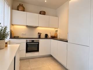 Surf naar www.abricasa.be en plan jouw verhuurafspraak in samen met onze digitale assistente Alice!recent gerenoveerd 2 slaapkamer appartement met terras! Bestaande uit een ruime en lichte leefruimte met moderne keuken dat uitgerust is met o.a. vaatwasser, oven, ijskast en diepvries. Via de nachthal heb je toegang tot de moderne badkamer met inloopdouche en lavabo met meubel. Verder is er ook een aparte berging met aansluiting wasmachine.Aan de achterzijde tref je de 2 rustig gelegen slaapkamers. Van hieruit heb je ook toegang tot het terras. Ruimte voor jouw fiets aan de achterkant van het gebouw. Op een boogscheut van het centrum met alle winkels, het openbaar vervoer en invalswegen!- Maandelijkse kosten: 15,- euro bevatten: onderhoud en verbruik gemeenschappelijke delen - Huurwaarborg: 2.820,- euro (3 maanden huur) - Beschikbaar: 01/11/2026- Type contract: bepaalde duur (1 jaar) (verlengbaar)- Adres: Oudestraat 5 - 2610 WILRIJKWens je jouw huis, appartement, bouwgrond of opbrengsteigendom te verkopen? Op zoek naar een vastgoedmakelaar voor de verhuur of het beheer van jouw eigendom(men)? Abricasa staat voor een persoonlijke én actieve vastgoedbegeleiding van A tot Z! Leer ons kennen! Bel ons voor een vrijblijvende afspraak op 03 259 04 04 of spring binnen op ons kantoor te Kasteelstraat 58 - 2000 Antwerpen! Je bent van harte welkom!