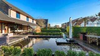 Gelegen in een rustige en residentiële villawijk in Knokke, in een doodlopende dreef vlakbij de Kragendijk, bevindt zich deze grote en degelijk gebouwde villa op een perceel van 776 m². Dankzij de centrale maar discrete ligging zijn het centrum van Knokke, het station, sportfaciliteiten, de Lippenslaan bereikbaar te voet of met de fiets.<br /><br />De woning werd gebouwd in 1997. Via de inkomhal met vestiaireruimte en gastentoilet komt men in de zongerichte leefruimte, afgewerkt met parketvloeren en een echte open haard. De leefruimte is ingedeeld met een eethoek, een open en volledig ingerichte keuken en een gezellige zithoek. Aansluitend bevindt zich een uitbouw, perfect in te richten als extra eetplaats of bureauruimte. Verder beschikt het gelijkvloers over een bijkeuken, een ruime garage en een droge kelder.<br /><br />Op de eerste verdieping bevinden zich drie slaapkamers en twee badkamers. De master bedroom geniet van een eigen badkamer, terwijl de overige slaapkamers gebruikmaken van een aparte douchekamer. Boven de leefruimte bevindt zich een mezzanine, bereikbaar via een aparte trap en flexibel in te richten volgens de wensen van de bewoner. De woning beschikt over een volwaardige dakverdieping met een vierde slaapkamer en een zeer ruime zolder, ideaal als extra opslag of hobbyruimte.<br /><br />Een prachtige achterliggende tuin vol in de zon. Rust en privacy zijn gegarandeerd. Parkeren op het eigen terrein of in de garage. <br /><br />Bezoeken: uitsluitend na afspraak met Willem Cauwels via Tel. 050 89 27 70