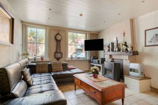 <p><span>Knusse rijwoning centrum Oudenaarde</span></p><p><span> </span></p><p><span>Indeling: </span></p><p><span>Inkomhal, ruime living met eetplaats, ingerichte keuken en toilet.</span></p><p><span>Op het verdiep zijn er 2 slaapkmrs en een badkamer ( douche).</span></p><p><span>Op de zolderverdieping zijn er 2 extra kamers. </span></p><p><span>Geen tuin.</span></p><p><span> </span></p><p><span>Technische weetjes : </span></p><p><span>Geen renovatieplicht D-label</span></p><p><span>Pvc ramen dubbel glas</span></p><p><span> </span></p><p><span>De ideale starterswoning of opbrengsteigendom. </span></p><p><span>Gelegen in het centrum van Oudenaarde op een boogscheut van het station, winkels en scholen. </span></p><p><span> </span></p><p><span>Maak je afspraak via <span>jurgen@immodhondt.be</span></span><span> </span></p><p><span> </span></p>