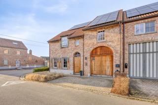 <h2><strong>Modern wonen te Opvelp: ongeziene rust en comfort verpakt in een duurzame thuis met 5 slaapkamers</strong></h2><p>In het bijzonder rustige Opvelp, in een straat waar enkel plaatselijk verkeer het ritme bepaalt, wacht deze recente halfopen Kwadraat-woning (bouwjaar 2016) op jou. Een plek die uitblinkt in duurzaamheid, in rust baadt en een ongezien comfort uitstraalt.</p><p>Vanaf je binnenkomst voel je: dit is een huis dat met zorg werd bewoond. De ruime inkomhal met maatwerkvestiaire zet hierbij meteen de toon. Warme materialen, zachte tinten en een harmonieus samenspel van moderne lijnen en rustieke accenten zorgen voor de huiselijke sfeer. En het warm, eiken parket – dat meegaat met de tijd – versterkt enkel het gevoel van kwaliteit.</p><p>De leefruimte baadt in natuurlijk licht, voelt open, nodigt uit en sluit naadloos aan op de keuken: strak en elegant, met composieten werkbladen, hoogwaardige toestellen en verrassend veel comfort. En met een zicht op buiten, wordt het des te gezelliger binnen. Slim geïntegreerd vind je ook de toegang tot de wasplaats en garage: discreet en doordacht. Naast de leefruimte is er bovendien een aparte tv-ruimte of bureau: ideaal voor thuiswerk, studerende kinderen of gewoon een gemoedelijke zetelhoek waar je je ‘s weekends terugtrekt met een glas wijn en een boek.</p><p>Op de eerste verdieping tref je de master suite. Een echte cocon bestaande uit een ruime slaapkamer, een royale dressing en een en-suite badkamer met bad, douche en dubbele wastafel. Daarnaast zijn er nog drie volwaardige slaapkamers en een tweede douchekamer. Perfect voor een gezin dat ruimte en comfort belangrijk vindt. Alles afgewerkt met dezelfde verfijnde materialen en voorzien van vloerverwarming via geothermie. En wie zoekt naar nog meer flexibiliteit, treft op de tweede verdieping ultieme vrijheid: een grote, polyvalente ruimte bereikbaar via vaste trap. Vandaag een speel- of hobbykamer, maar morgen misschien extra slaapkamers. </p><p>En ook energetisch zit je hier helemaal goed. Met een geothermische warmtepomp, zonnepanelen, thuislaadpaal, ventilatiesysteem D en een EPC van slechts 14 woon je hier uitzonderlijk energiezuinig en volledig toekomstgericht. Comfort, zonder compromis. </p><p>De tuin is tenslotte vriendelijk in onderhoud, maar royaal in buitengenot. Bestaande uit een omheind stuk gras en een volledig aangelegd terras. Zoek je toch meer groen, dan tref je op het eind van de straat de start van menig wandel- en fietspaden. Een ideale connectie met de natuur, maar tevens vlot onderweg dankzij de nabijheid van de E40. </p><p>Kortom, een woning voor wie houdt van rust, comfort en duurzaamheid. Klinkt dit als jouw nieuwe thuis? Geef Jes dan snel een seintje, en nodigen we je graag uit. </p><figure><div></div></figure>